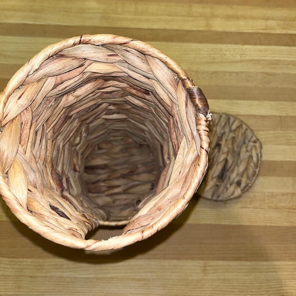 Wicker Toilet Tissue Paper Holder with Lid - Picture 3 of 3